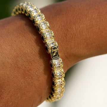 Pulsera rígida multidimensional de esmeraldas heladas en oro amarillo