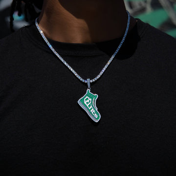 Colgante de zapatilla de la NBA oficial de los Boston Celtics en oro blanco