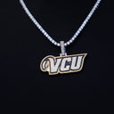 Colgante del logo oficial de la NCAA de la Virginia Commonwealth University en oro blanco