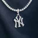 Colgante con micro logotipo oficial de los New York Yankees de la MLB en oro blanco