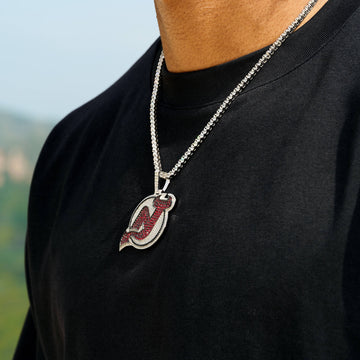 Colgante con el logo oficial de los New Jersey Devils de la NHL en oro blanco