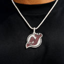 Colgante con el logo oficial de los New Jersey Devils de la NHL en oro blanco