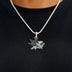 Colgante oficial del logotipo de los San Jose Sharks de la NHL en oro blanco