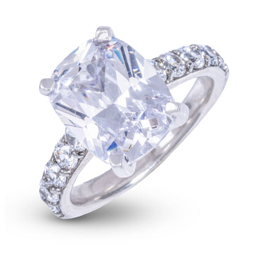 Anillo de compromiso con diamante de laboratorio de talla cojín alargada en oro blanco macizo