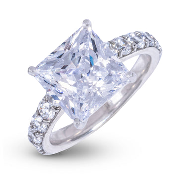 Anillo de compromiso de diamante cultivado en laboratorio talla princesa en platino