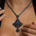 Colgante de cruz medieval con piedras negras en color negro