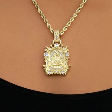Dije de la Virgen con el Niño de estilo medieval con diamantes en oro amarillo