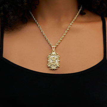 Dije del Arcángel San Miguel con dragón, estilo "iced" (con circonitas), en oro amarillo