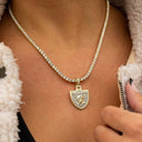 Colgante con micro logo oficial de los Raiders de Las Vegas de la NFL - Oro amarillo