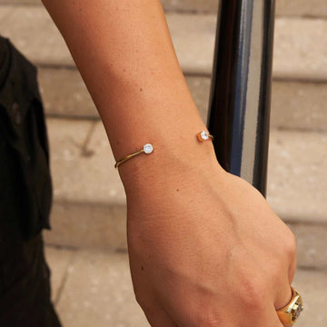 Pulsera Abierta con Piedras de Talla Redonda en Oro Amarillo