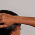 Pulsera Abierta con Piedras de Talla Redonda en Oro Amarillo