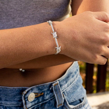 Pulsera de alambre de espino helado en oro blanco