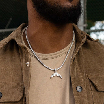 Colgante con micro logo oficial de la NFL de Los Angeles Chargers - Oro blanco