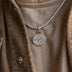 Colgante con micro logotipo oficial de los Pittsburgh Steelers de la NFL - Oro blanco