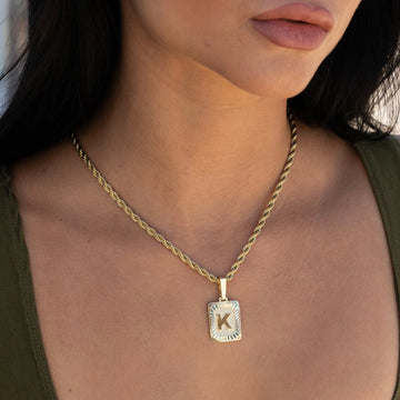 Colgante con inicial cuadrada en oro amarillo