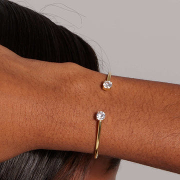 Pulsera Abierta con Piedras de Talla Redonda en Oro Amarillo