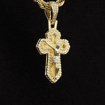 Colgante de cruz icónica en oro amarillo