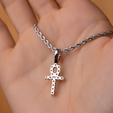Colgante Cruz Ankh Helada Micro en Oro Blanco