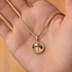 Colgante pequeño de cruz con pavé de moneda en oro