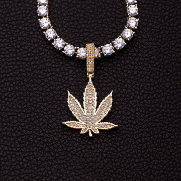 Colgante Hoja de Marihuana con Diamantes en Oro Amarillo