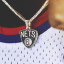 Colgante con el logotipo oficial de la NBA de los Brooklyn Nets en oro amarillo