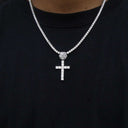 Cruz con diamantes en oro blanco