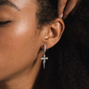 Pendientes de aro extra pequeños "Dripping Cross" en oro blanco