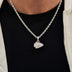 Colgante con micro logotipo oficial de la NFL de los Kansas City Chiefs - Oro blanco