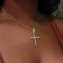 Cruz de uñas engastada con diamantes en oro amarillo