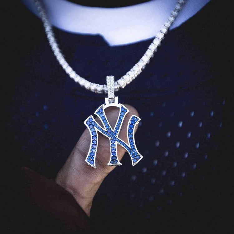 NY Yankees Pendant in White Gold
