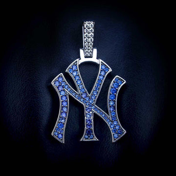 NY Yankees Pendant in White Gold