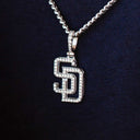 Colgante oficial de micro logo MLB de los Padres de San Diego en oro blanco